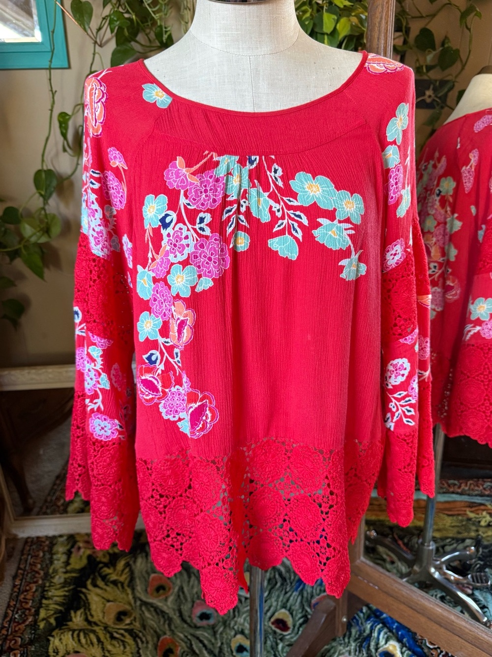 Curations Womens Sz L Long Sleeve Tunic Blouse Red Floral Crochet Sleeves